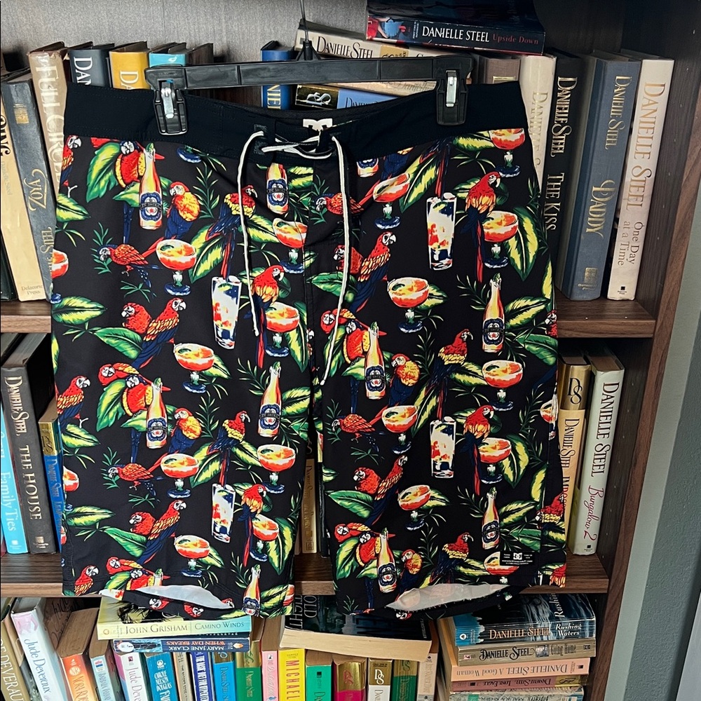 Tropical Parrot Print Swim Shorts - Black‎ Base